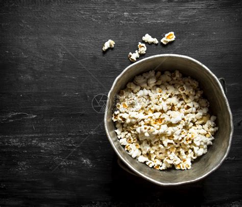 老式爆米花机是什么原理？玉米是怎样变成爆米花的？