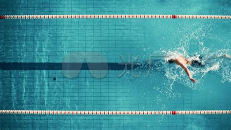 一个在泳池里游泳的男人游泳图片下载 - 觅知网