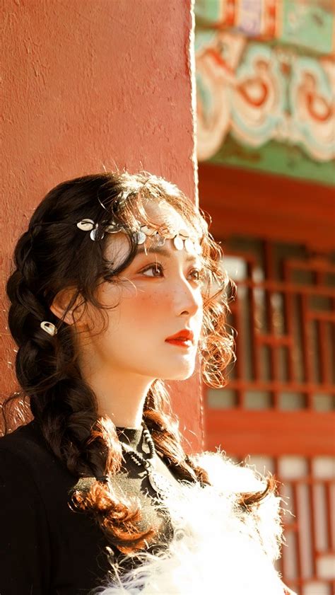 藏族妆容甜美女生头像