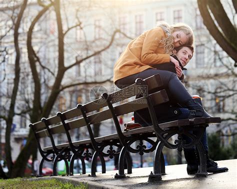 公园中漂亮的一对夫妇拥抱情绪长椅女孩裙子微笑男人发型夫妻家庭高清图片下载-正版图片322157721-摄图网