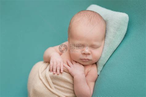 刚出生的男孩在家睡觉高清图片下载-正版图片505784959-摄图网