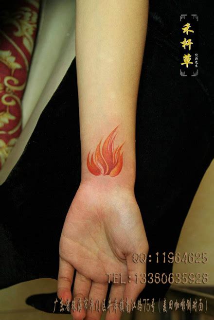 女生手腕处精美的彩色火焰纹身图案