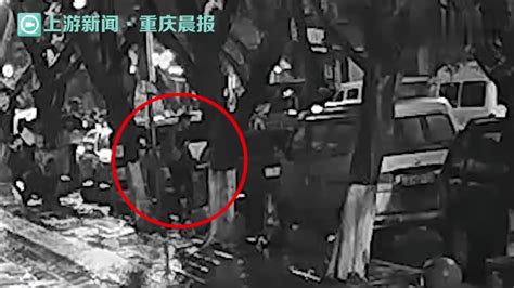 重庆一男子沿路随手拉车门，竟偷得近万元_凤凰网视频_凤凰网