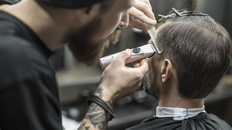 女理发师在沙龙里给留着胡子的时髦男理发高清图片下载-正版图片507383840-摄图网