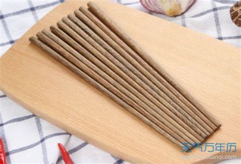 佛说断筷子有什么预兆 吃饭时筷子断了一根的预兆_知秀网