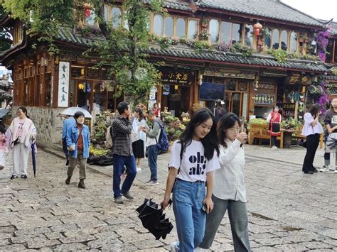 “五一”游丽江：游客对旅行社、导游道出满意！（附视频）_文旅头条