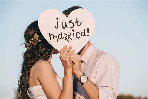 情侣在一辆敞篷车上行驶新婚夫妇对一个浪漫的约会幸福情侣幸福的人图片下载 - 觅知网