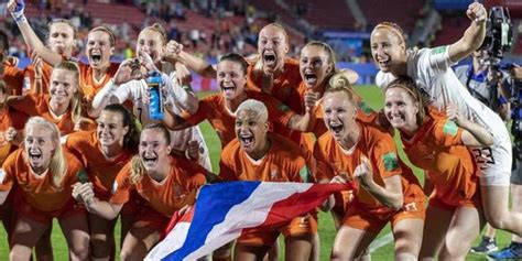 时隔九年荷兰队重回欧洲杯 欧宝体育为你揭秘橙色郁金香能走多远|荷兰|荷兰队|欧洲杯_新浪新闻
