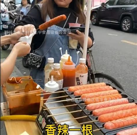 大姐路边摆摊卖烤肠，做法也大多是一样的，但味道就是比店里的好