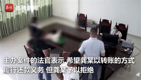 男子扛80斤硬币到法庭还钱！法官：不仅不道德，还涉嫌违法_龚某