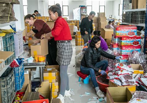 中国购物狂欢快递员工作量增倍 日均送700个包裹_手机新浪网