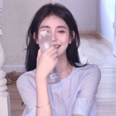 温柔暴躁纹身女生头像