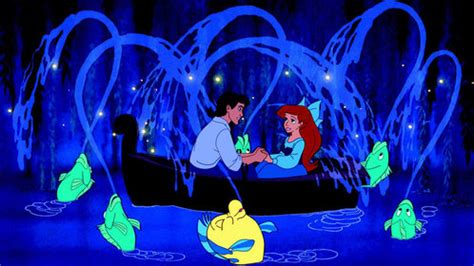 手绘：小美人鱼“变”美男鱼，在海边救起公主，和原版对比，一样的唯美