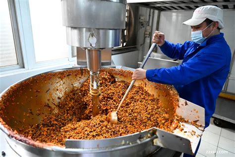 2020年12月18日，在广西柳州螺蛳粉产业园一家螺蛳粉企业，工人在熟制车间里忙碌。|ZZXXO