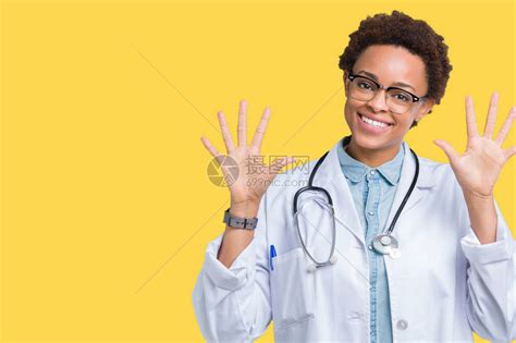 年轻的非洲裔美国医生女人穿着医用外套高清图片下载-正版图片505858986-摄图网