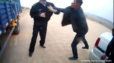母子殴打推搡执法民警 拘留、罚款没商量-中国吉林网