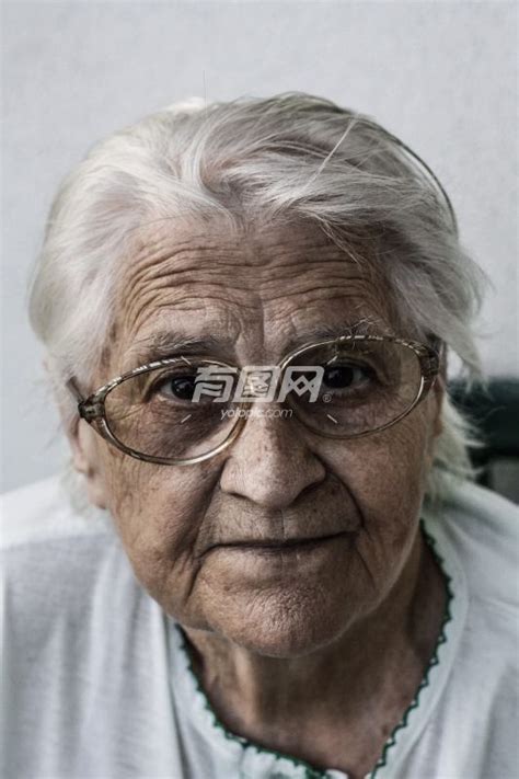 年迈的白发苍苍的拄拐杖腰疼的老人腰疼的老人元素图片素材下载 - 觅知网