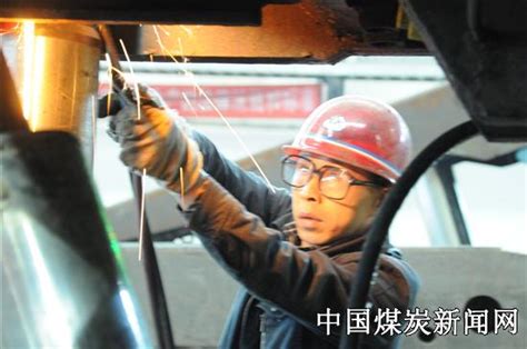 贵州盘江矿山机械有限公司机修车间检修液压支架忙-中国煤炭（煤矿）新闻网