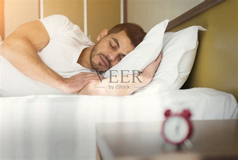 侧视图英俊的男人睡在床上照片摄影图片_ID:351780738-Veer图库
