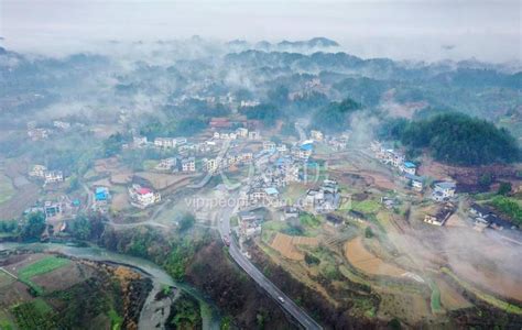 湖南龙山：山村烟雨似水墨-人民图片网