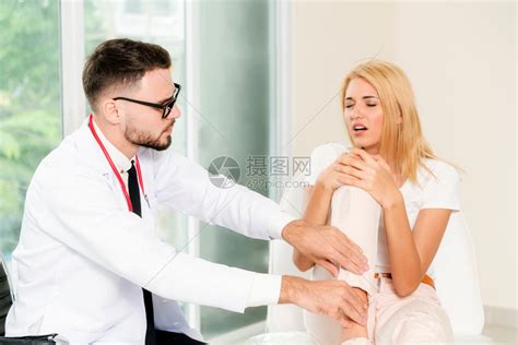 女医生用同情和安慰握住女病人的手，鼓励和同情高清摄影大图-千库网