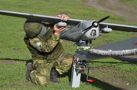 一架俄罗斯“猎户座”无人机被乌克兰军方击落……__财经头条