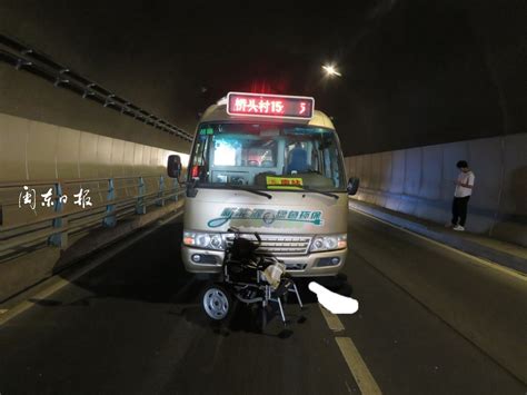 突发车祸！三明一公交车撞上城关大桥护栏