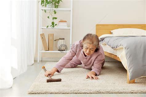 老年妇女在家中摔倒高清图片下载-正版图片502554344-摄图网