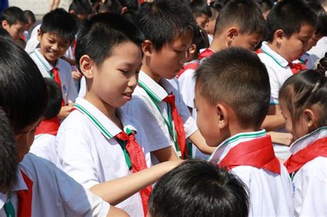 广州增城外国语学校隆重举行了“红领巾，飘起来”一年级新生入队仪式。