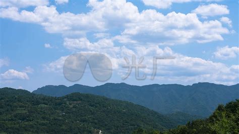 旅游度假自然风光蓝天白云山川宣传手机海报-比格设计