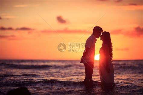 情侣一起看夕阳的图片 情侣并肩看夕阳的图片_配图网