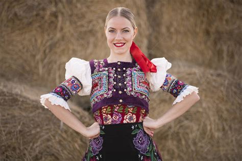 穿着斯洛伐克民俗服装的漂亮女孩斯洛高清图片下载-正版图片506745279-摄图网