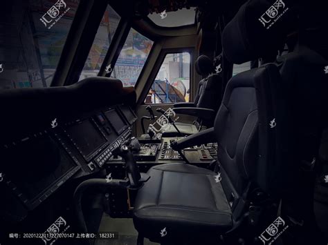 直升机驾驶舱内的操纵杆高清摄影大图-千库网