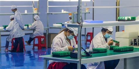 安徽铜陵：智能企业生产忙-人民图片网