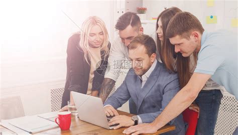 商务人士团体肖像在办公室里看着笔记本电脑成功的企业团队由女和男同事合作伙伴和同事一起检高清图片下载-正版图片502619136-摄图网