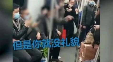 男子地铁内拒绝让座，称“累了一天”，被老人怒怼：没教养_澎湃号·媒体_澎湃新闻-The Paper