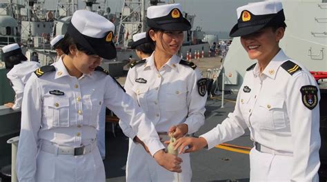 美国女兵确实给力上将登上海军军舰，女兵的敬礼非常标准_电影_高清1080P在线观看平台_腾讯视频