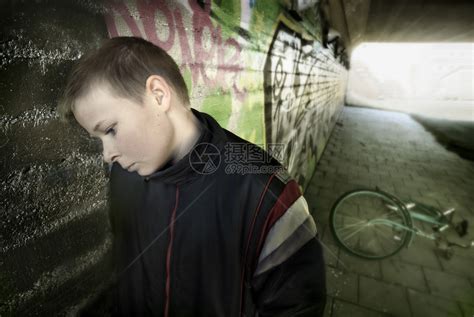 心烦意乱的男孩靠在墙上插画图片下载-正版图片502676690-摄图网