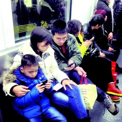 成都：地铁上被误认偷拍遭搜身 当事人表示将通过法律维权_手机新浪网