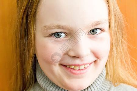 可爱女孩七岁白色女学生孩子微笑童年蓝色金发高清图片下载-正版图片322117074-摄图网