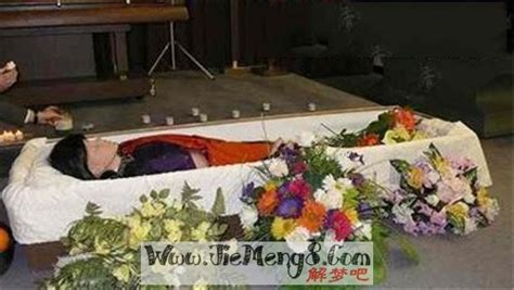 人们哀悼的女人带着红玫瑰棺材教堂的葬礼上葬礼上带着红玫瑰棺材的女人高清图片下载-正版图片300430575-摄图网