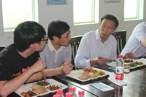西安交大王树国校长与学生共进午餐度中秋-西安交通大学新闻网