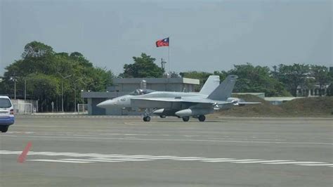 2架美国海军飞机紧急降落台南机场-搜狐新闻