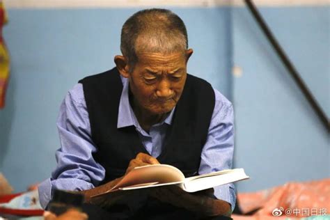 81岁低保老人洪灾中坚持读书，网友：他眼里有光！暖心后续来了