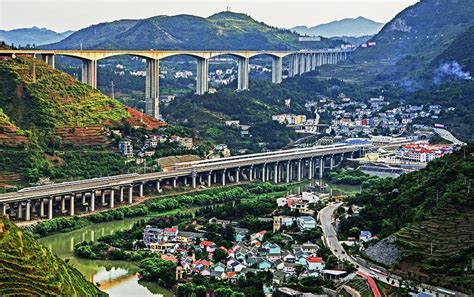 贵州最独特的高铁站！建在桥上，风景秀丽（来源：中国铁路）