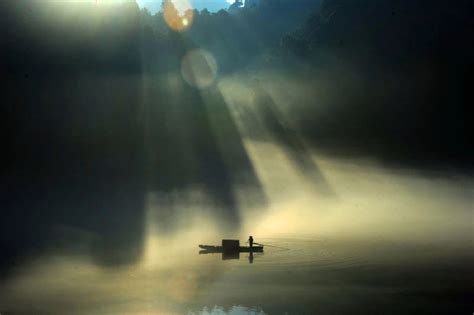 湖南小东江，云雾萦绕山间，一叶小舟飘在江面，静如止水……__财经头条