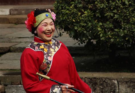 三清山最传统的迎亲，新娘坐花轿，媒婆扭秧歌，唢呐引路-三清山旅游网