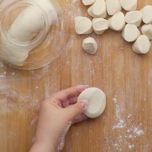 【如何制作饺子皮的做法视频_做法步骤】_下厨房