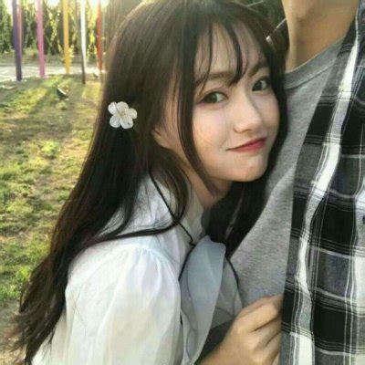 开心大笑的甜美女生头像