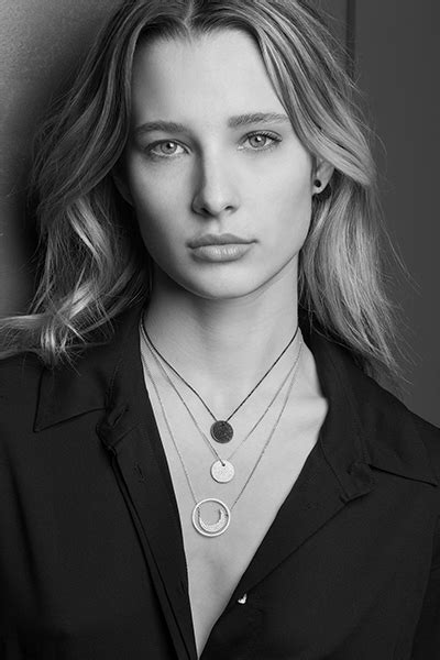Ilona Smet来自法国的新生代模特儿为APM Monaco 品牌形象代言人